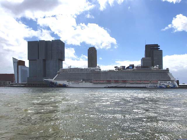 Cruiseschip ms Norwegian Escape aan de Cruise Terminal Rotterdam